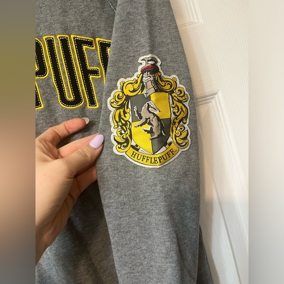 Harry Potter HUFFLEPUFF sweater - Picture 3 of 4